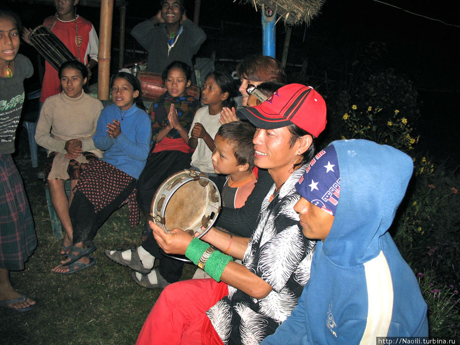 Они танцевали и пели, мы тоже пошли танцевать с ними Бесисахар, Непал