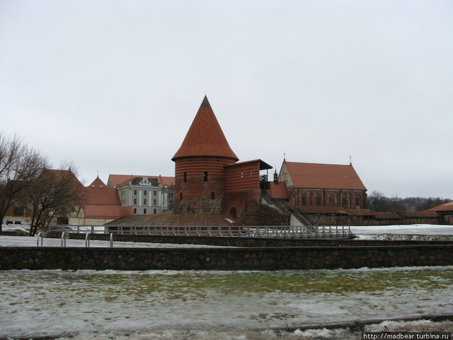Ага, а это Каунасский замок. В принципе, типичное средневековое строение. К сожалению, ближе подойти нам не дали: концерты-концерты-концерты, а достопримечательности 