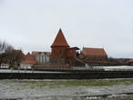 Ага, а это Каунасский замок. В принципе, типичное средневековое строение. К сожалению, ближе подойти нам не дали: концерты-концерты-концерты, а достопримечательности галопом по Европам.