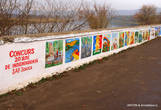 Выставка детских картин, посвященных 20-летию независимости Молдавии. Перед входом в крепость.