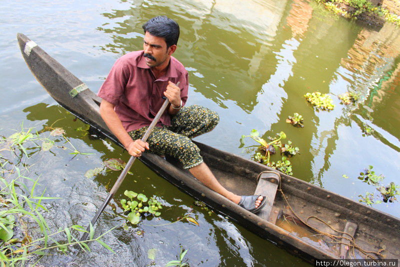 Жизнь на воде, гребут как ходят Коллам, Индия