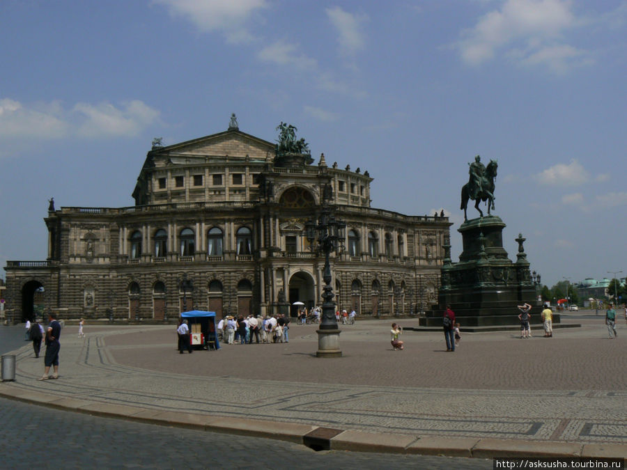 Театральная площадь. Старый город в Дрездене очень компактный и сгруппирован вокруг Театральной площади с ее замечательной Дрезденской оперой в центре. Дрезден, Германия
