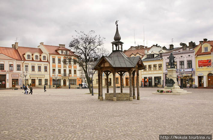 Колодец на рыночной площади Жешув, Польша