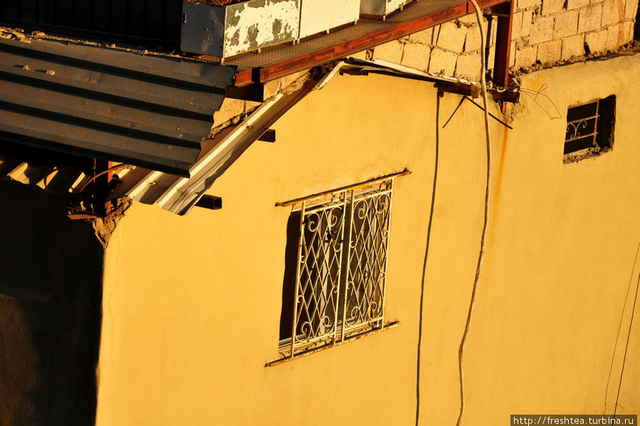 Разглядывать арт-хаусные тени на фасадах в Старом городе, попивая прохладный здешний щербет или космополитичный мохито — занятие для сибаритов. Амман, Иордания
