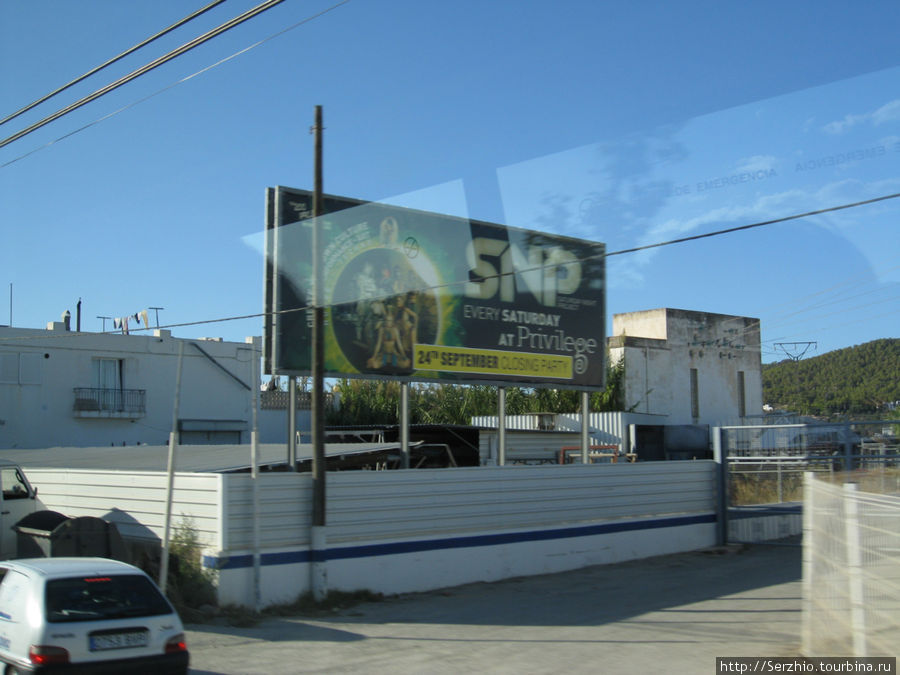 А это рекламные плакаты вдоль дороги Сан-антони-Эивисса. Реклама разительно отличается от аналогичных в Москве. Остров Ибица, Испания