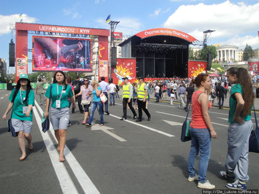 Фан-зона, Крещатик — девушки в зеленой форме — волонтеры, помогают иностранцам Киев, Украина