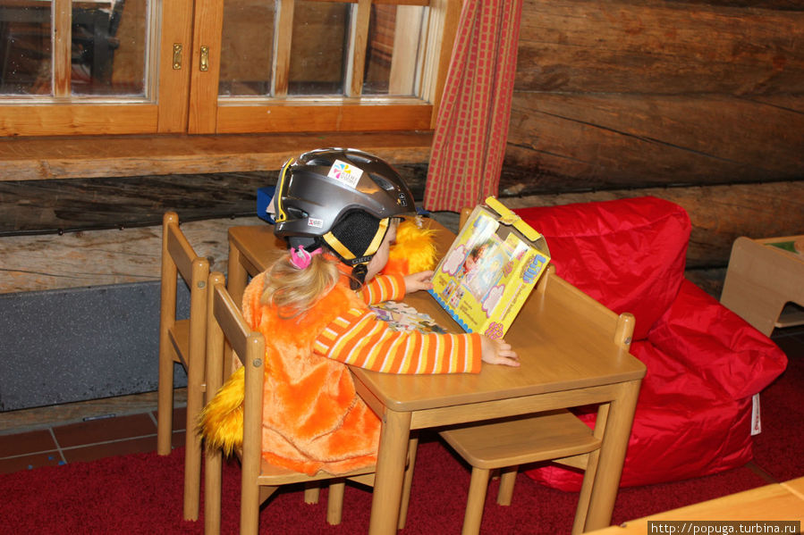 Девочка-Белка в шлеме (ситуации надо соответствовать) размышляет о паззлах Муураме, Финляндия