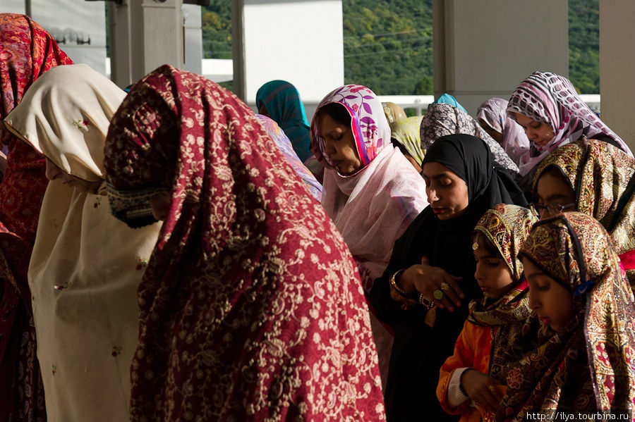 Всем места в мечети не хватило. Женщины молятся отдельно в специально отведенном месте. Исламабад, Пакистан