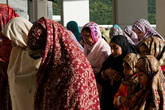 Всем места в мечети не хватило. Женщины молятся отдельно в специально отведенном месте.