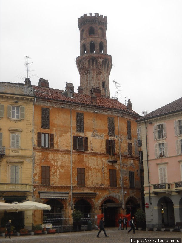 Башня и её окружение Верчелли, Италия