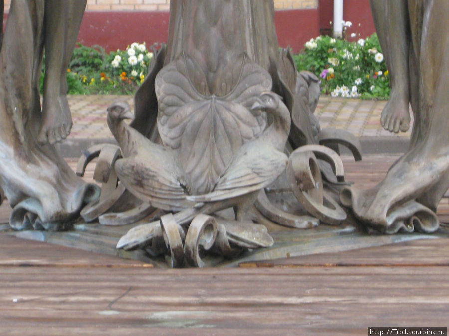 Голуби или кто-то похожий у ног пары Раменское, Россия
