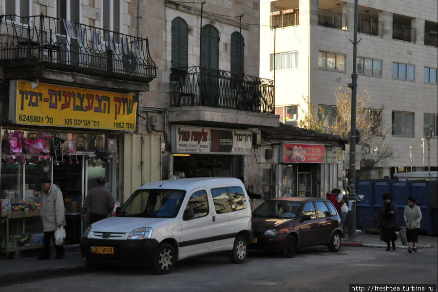 Путь к рынку лежит мимо небольших магазинов и кафе, что сверяют свой график с пульсом знаменитого базара. Иерусалим, Израиль