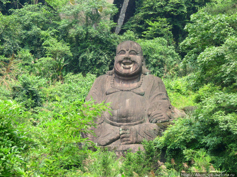 Весёлый будда, рядом со входом в монастырь Провинция Фуцзянь, Китай