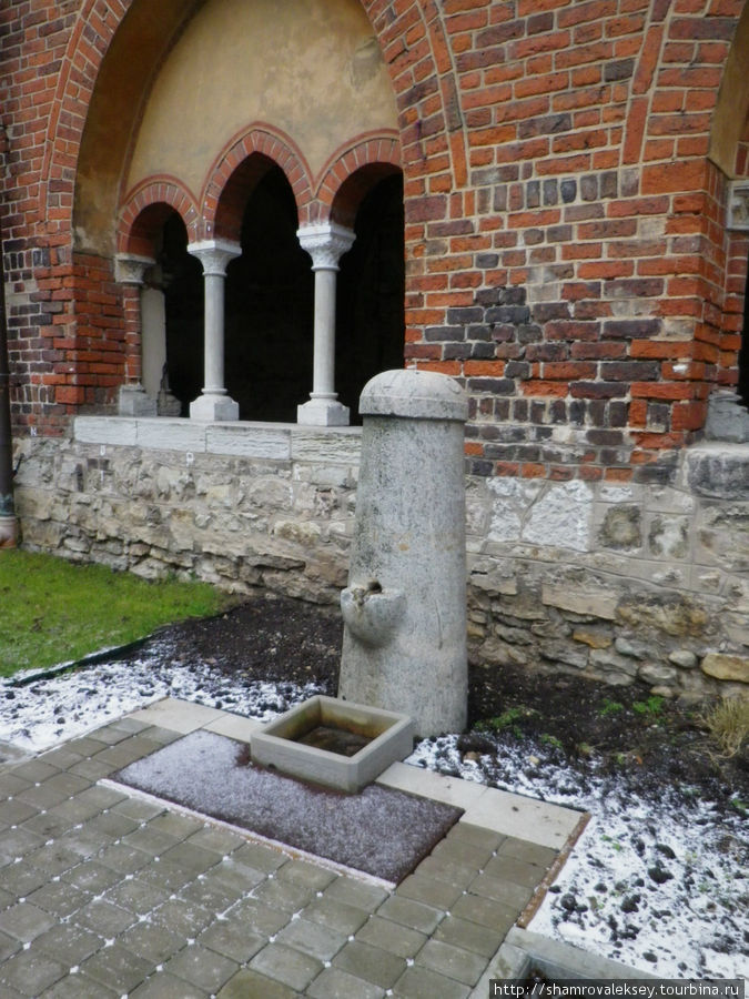 Каменная колонка для подачи воды Рига, Латвия
