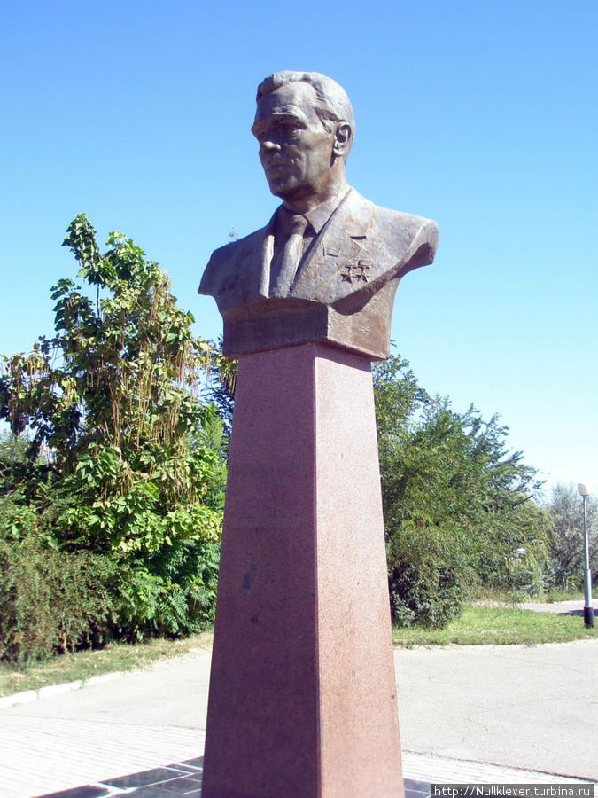 Памятник М.К. Янгелю Байконур, Казахстан