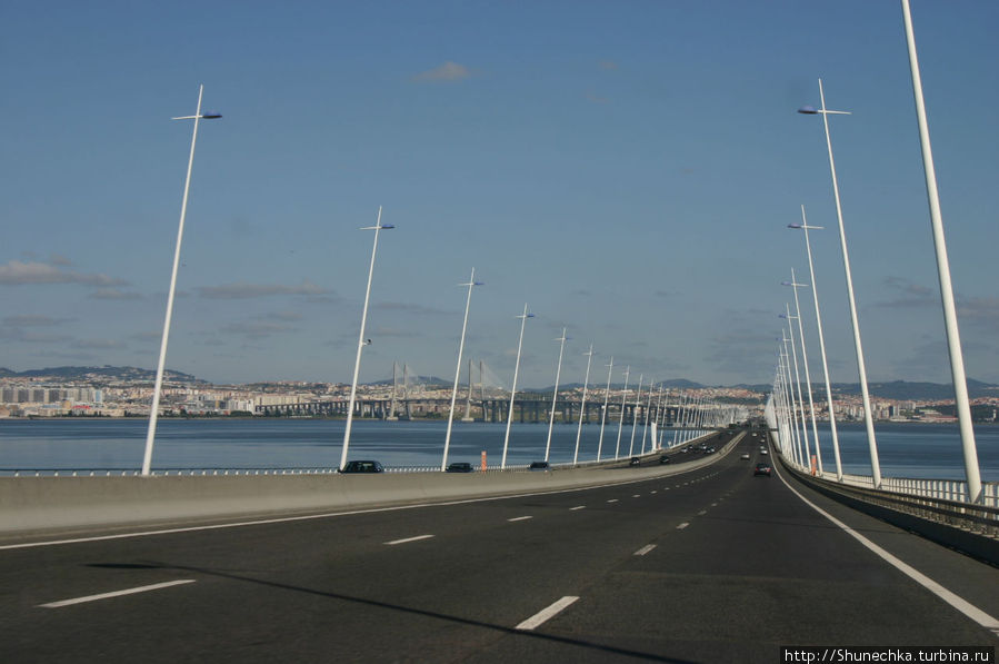 Лиссабон, знаменитый мост Васка да Гама. Фотографию сделала моя подруга Татьяна Шершнева. Я в это время управляла автомобилем.