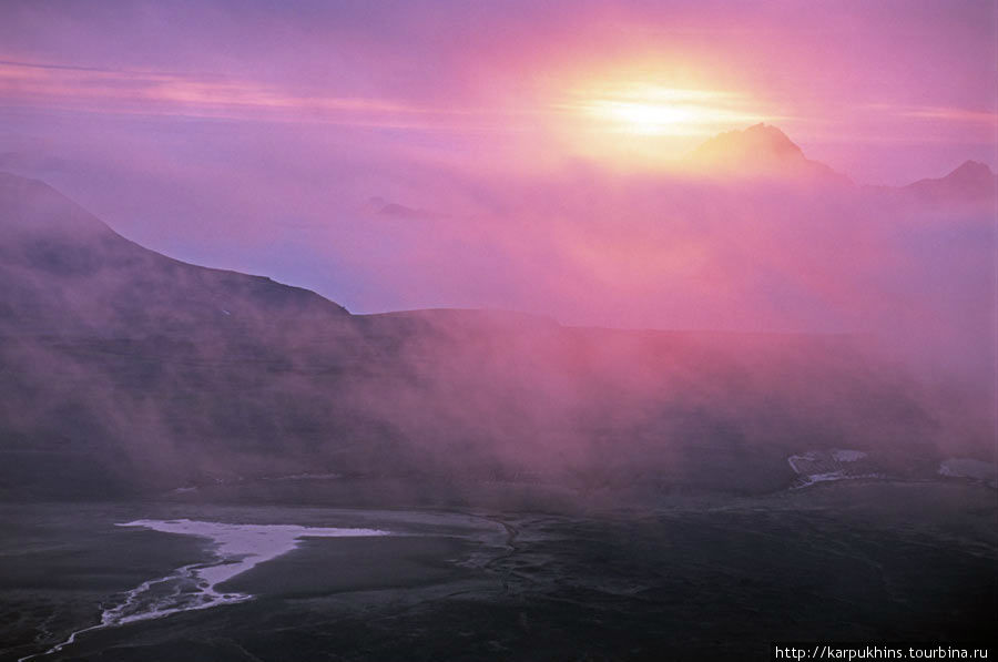 Где-то там, где восходит солнце, не так далеко, море своими волнами облизывает берега Камчатки. Горелый вулкан (1830м), Россия