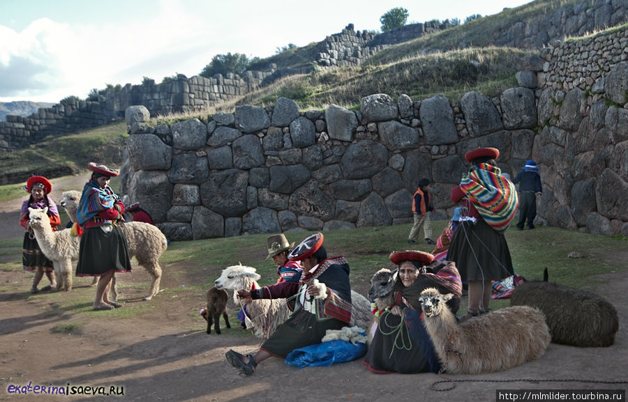 Саксайуаман— фантастическое место около Куско! Перуанки и альпаки