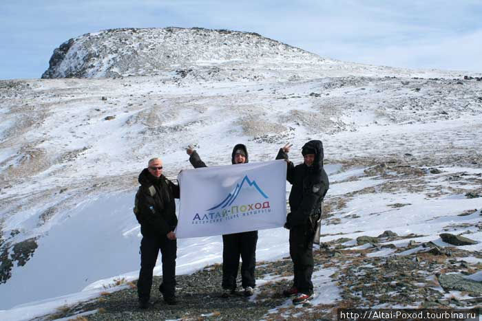 На перевале Багаташ в сильный ветер с трудом развернули наш флаг. Республика Алтай, Россия