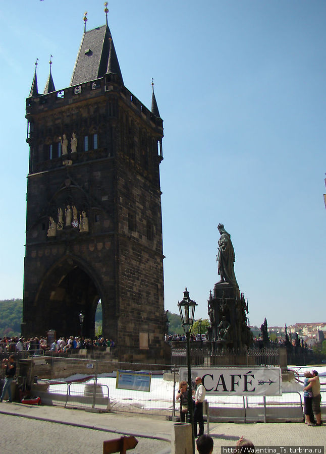 По стрелке, где кафе, с вас сдерут 25 крон за известные услуги Прага, Чехия
