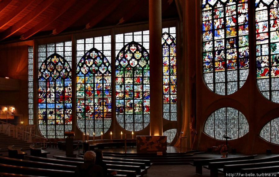 Церковь Жанны д’Арк, витражи, сохраненные из церкви Сен-Венсан. Руан, Франция