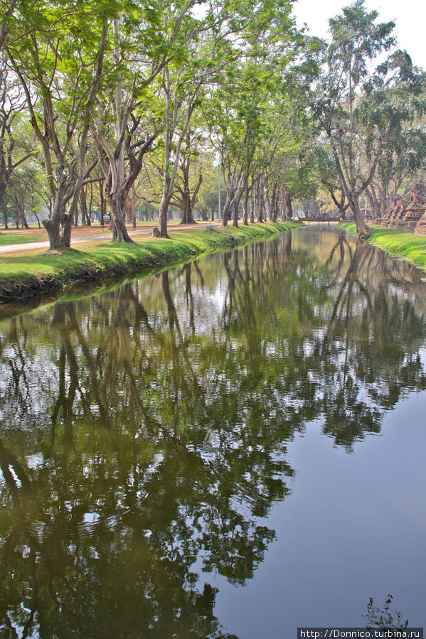 В тени деревьев исторического парка Сукхотай, Таиланд