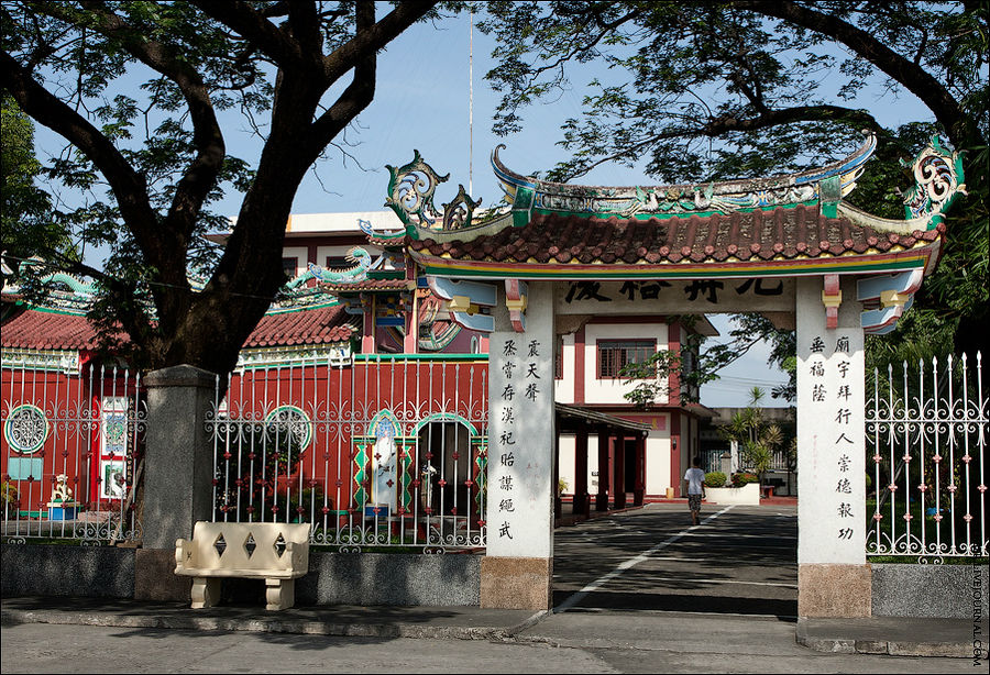 Главный храм кладбища ещё и самый старый китайский храм в Маниле — Chong Hock Tong (Chong Hock Tong Temple) —  был построен в 1850 году Манила, Филиппины
