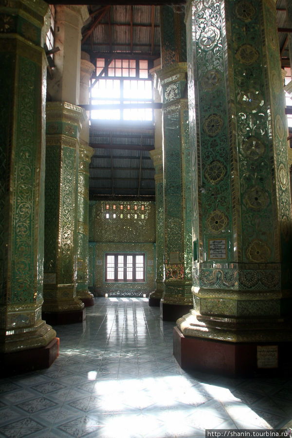 Свет отражается от зеркальных стен и колонн Амарапура, Мьянма