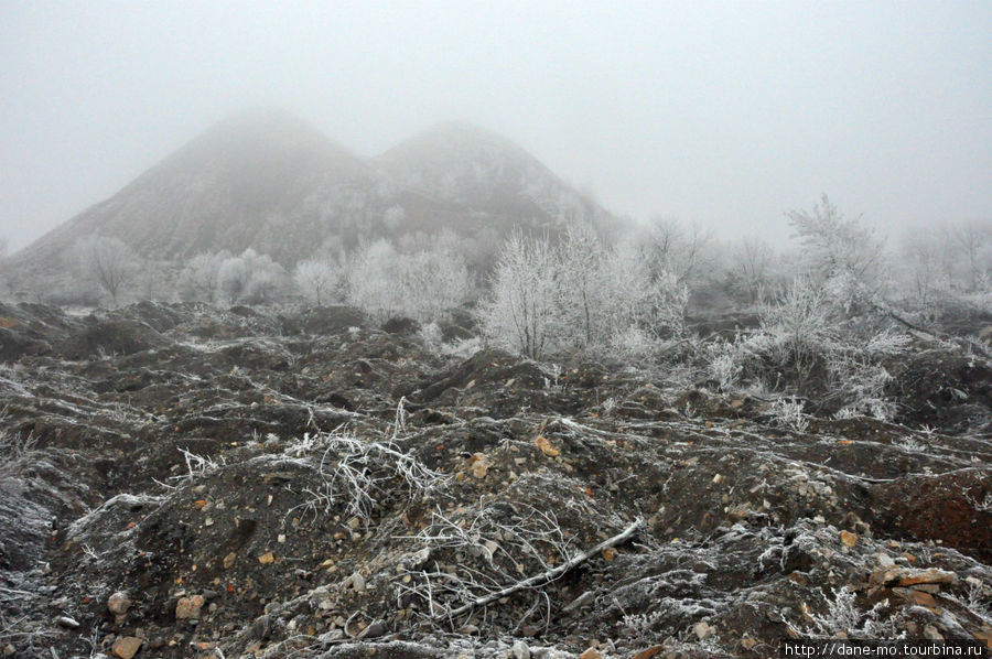 Два террикона бывшей шахты как призраки виднеются в тумане. Горловка, Украина