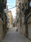 Опять же вылитый Неаполь, только без орущих итальянцев, беспорядочных парковок и белья поперек улиц