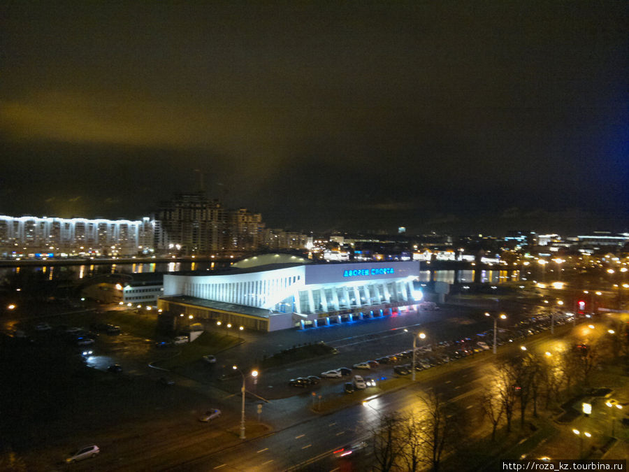 вид из окна номера влево вечером Минск, Беларусь