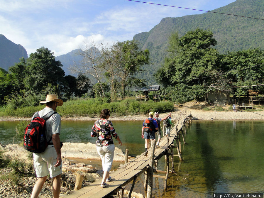 Через речку перекинут хлипкий мостик, который жутко скрипел под ногами как несмазанная телега. Переход по таким мосткам требует соблюдения основного правила — расстояние между переправляющимися должно быть не менее 4-5 метров Ванвьенг, Лаос