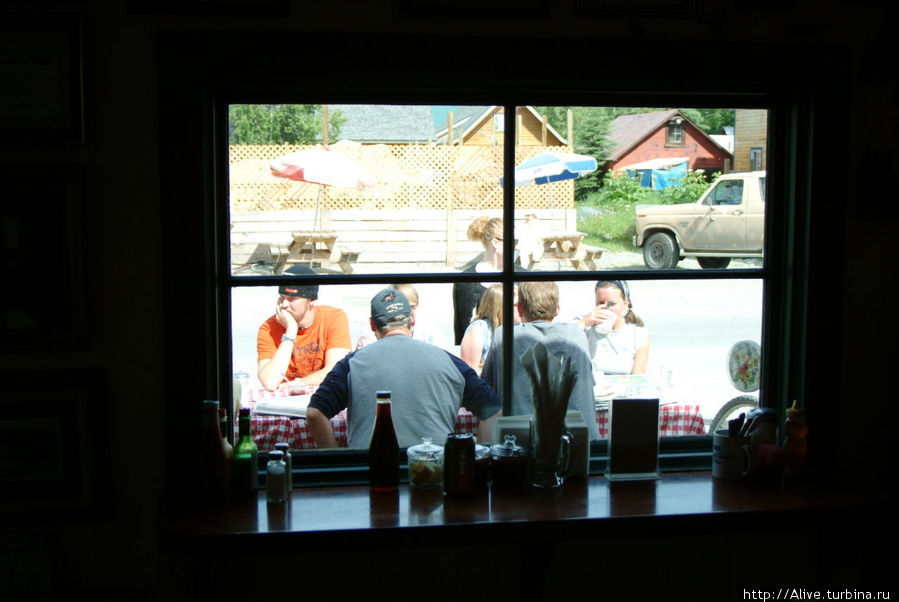 Вид изнутри. Коллеги-туристы с аппетитом поглощают провиант и обсуждают планы.