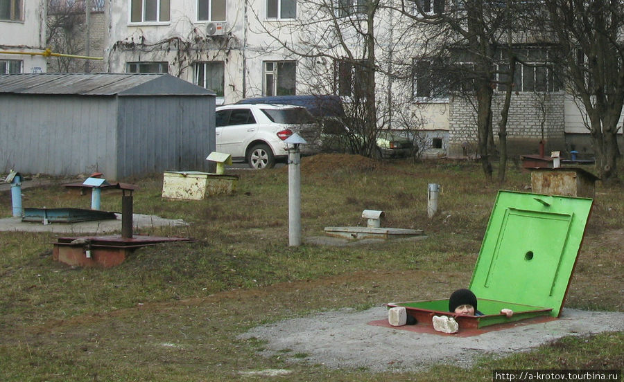 жительница Кировограда вылазит из погреба Кропивницкий, Украина