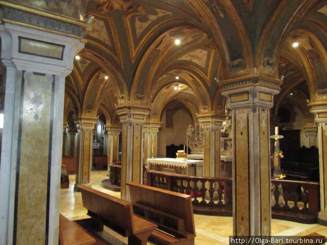 нижняя церковь в соборе Св. Савина в Бари Апулия, Италия