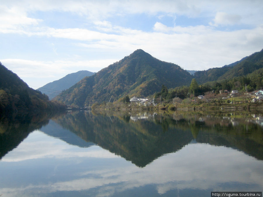 Вид на Ookuwa village и озеро, куда впадает река Атэра Префектура Нагано, Япония