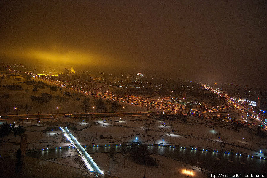 Вид ночного Минска со смотровой площадки на здании библиотеки Минск, Беларусь