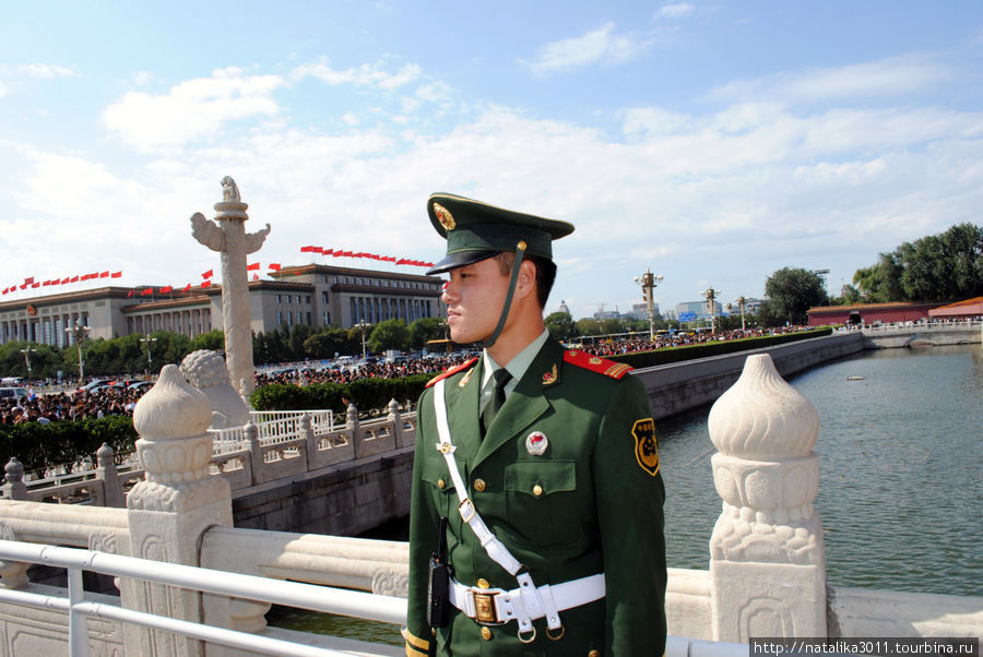 1 октября было много представителей закона, а на площадь пускали через металлоискатель. Пекин, Китай