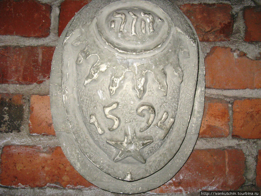 На стенах ратуши рыцарские гербы шведских родов. Мое внимание привлек герб с пятиконечной звездой. Стокгольм, Швеция