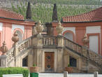 Хозяйственные постройки с видом на виноградники