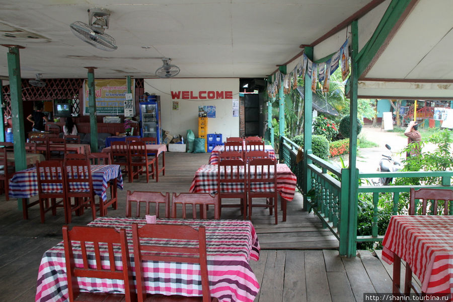 Ресторан на пристани в Дон Дет Провинция Тямпасак, Лаос