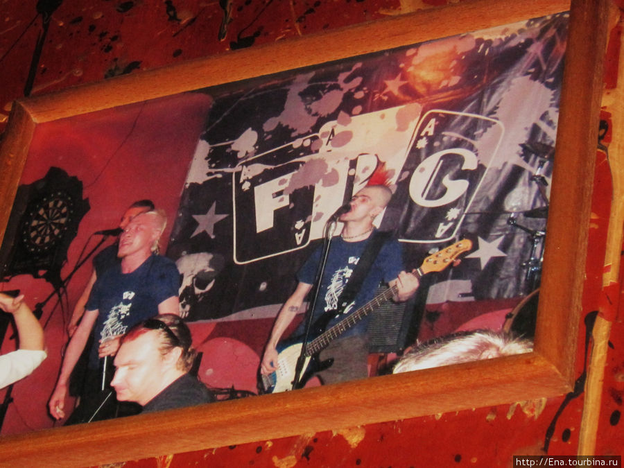 По стенам рок-бара Треугольник развешаны фото выступавших здесь знаменитостей, в частности моей любимой группы *F.P.G*))) Адлер, Россия