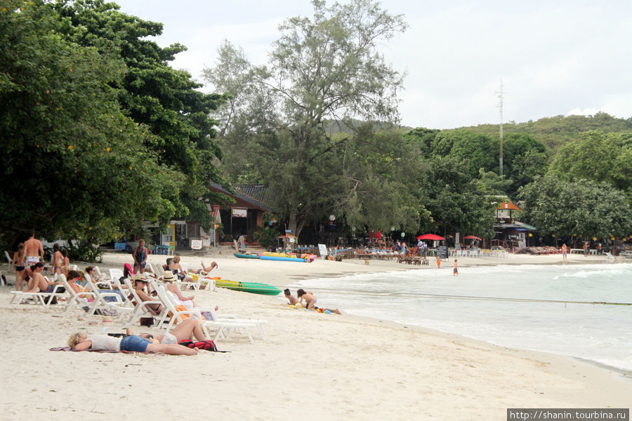 Пляж в сезон дождей — народу очень мало, но есть Остров Самет, Таиланд