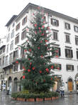 Рождественская елка украшена флёр-де-лисами.