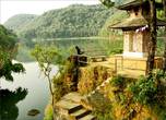 Взглянуть в зеркало озера можно над крутым обрывом, где  на небольшом пятачке приютилась миниатюрная пагода
