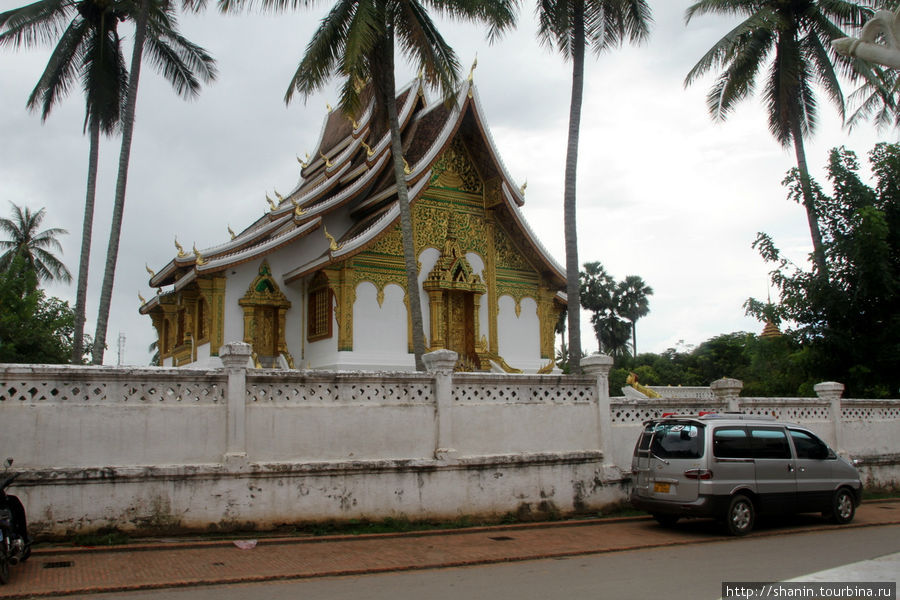 За стеной Королевского дворца Луанг-Прабанг, Лаос