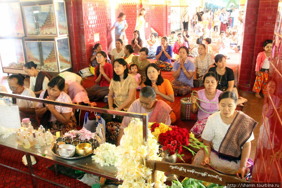 Женщины должны держаться на почтительном расстоянии. Видеть золотого Будду они могут, а трогать — нет Мандалай, Мьянма
