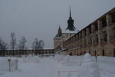 снежные фигуры на территории монастыря