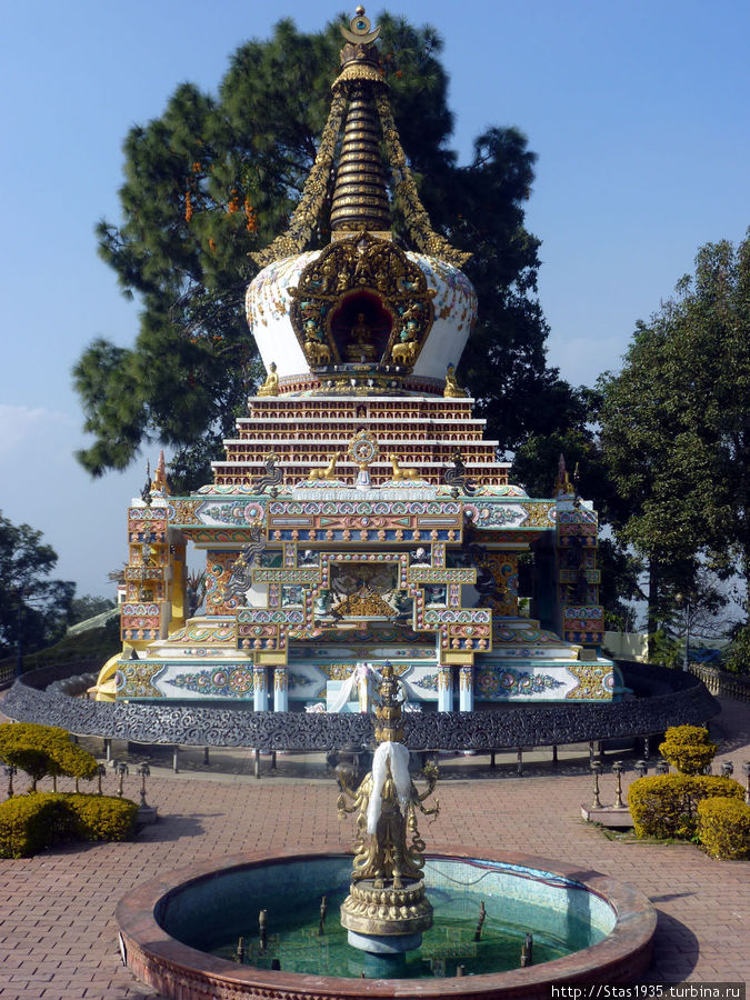 Катманду. Буддистский монастырь Копан. Тибетская ступа-чортен на верщине холма Копан. Катманду, Непал