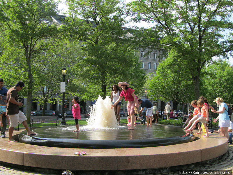 Был очень жаркий день, все купались в фонтанах. Бостон, CША